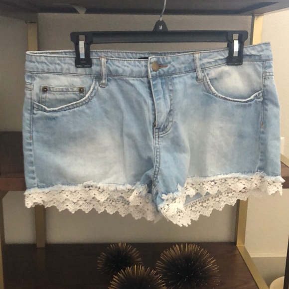 NWOT Cutoff & Lace Hem Denim Shorts - Picture 4 of 8